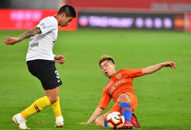 半岛官网登录入口-江苏队抓住机会快速反击，赢得比赛胜利